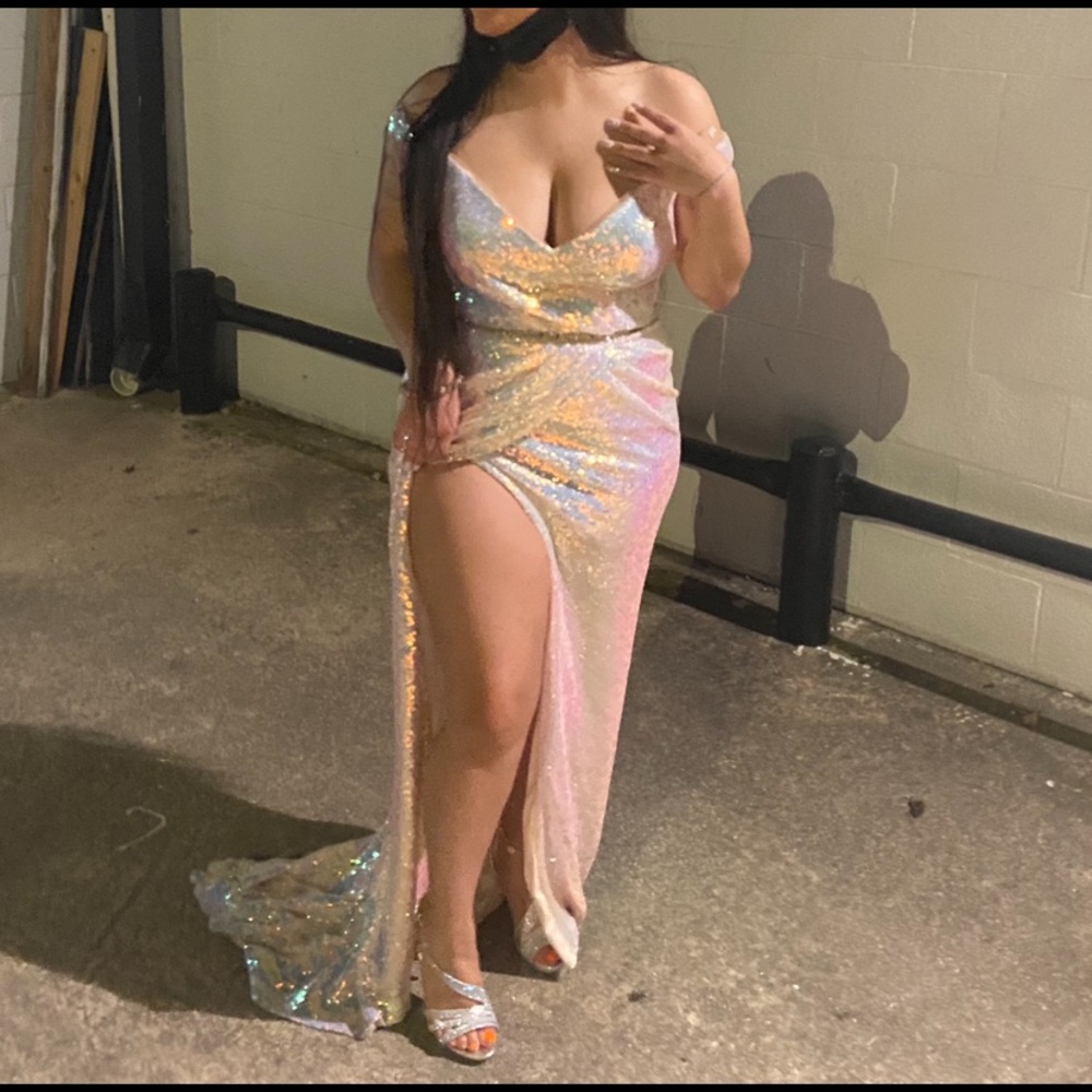 I’m selling this shimmery dress